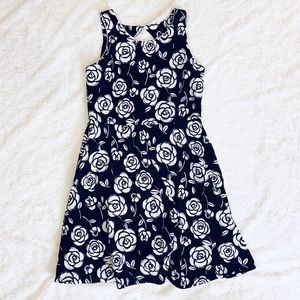 🌸 Pinky fit & flare black and white floral dress